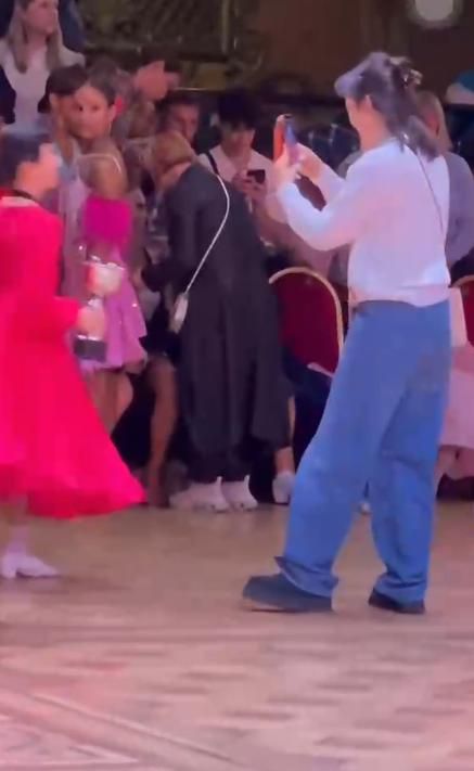 小花与男老师合影被亲脸