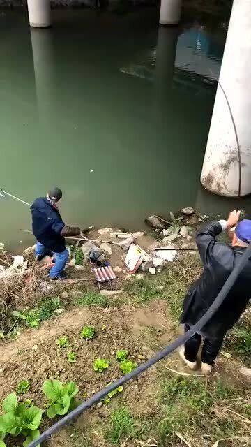 爷爷和朋友们在野外野钓