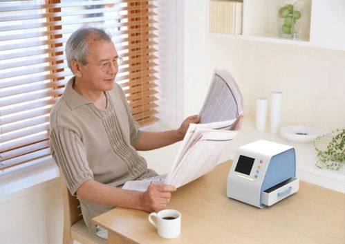 一位老人坐在沙发上观看AI生成的人生回顾视频