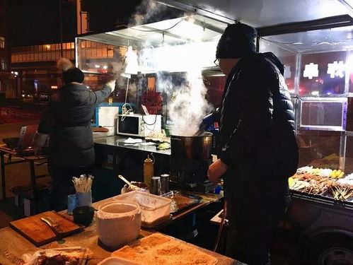 炸串店门口人群围观打卡