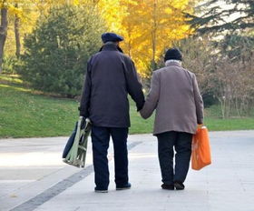 杭州社区内老人牵手散步画面