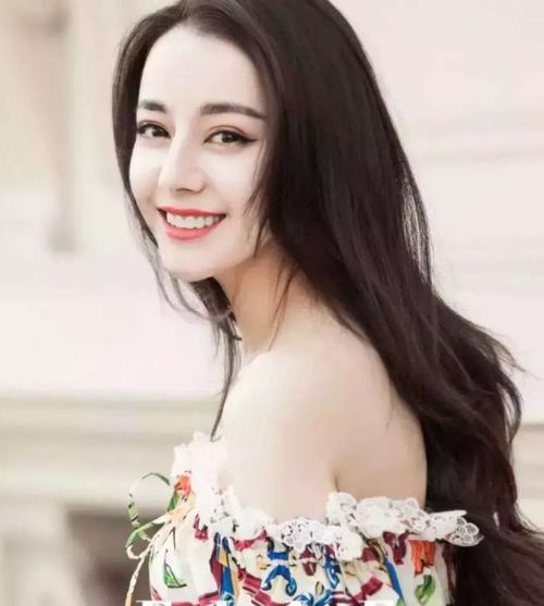 迪丽热巴在灯光下自然摆姿势