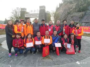 徒步者在山顶合影留念