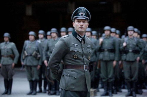 爷爷穿着军装讲述战争故事