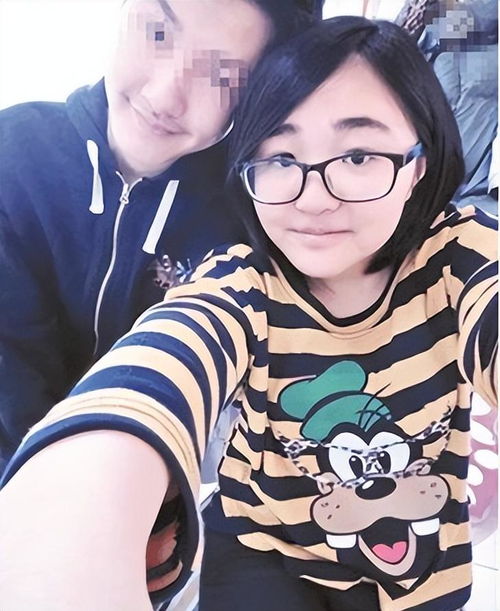 金龟子女儿与丈夫刘青林在海边散步合影