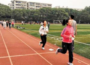 朱宏伟在操场上跑步