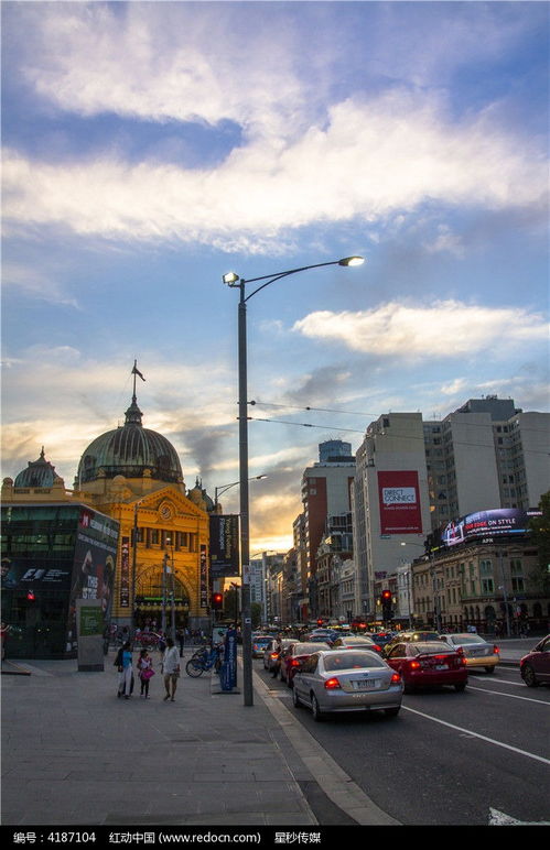 城市黄昏下的街头灯光