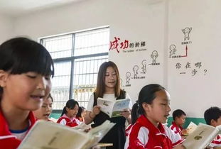 支教老师梁栩晔与孩子们共进午餐的照片