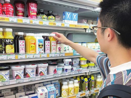 消费者在超市选购HPP果汁的场景