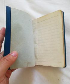 一本打开的老日记本和一支钢笔