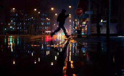 夜晚下雨时街道上的灯光倒影