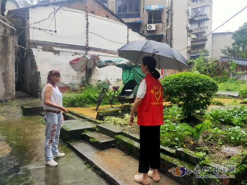 社区工作人员在巡查街道