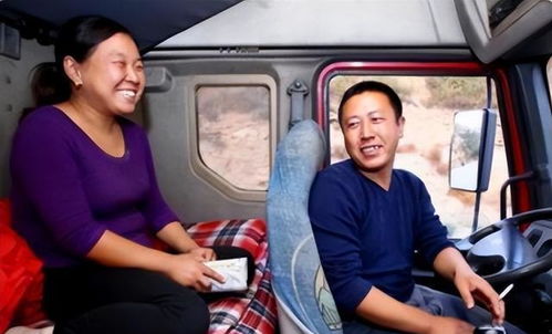 夫妻在车内温馨交谈场景