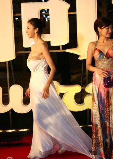 女演员脱下燃烧裙摆瞬间图