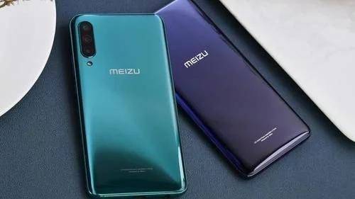 图片内容：年轻人正在查看辟谣信息