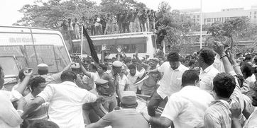 印度街头民众抗议与警察维持秩序现场图