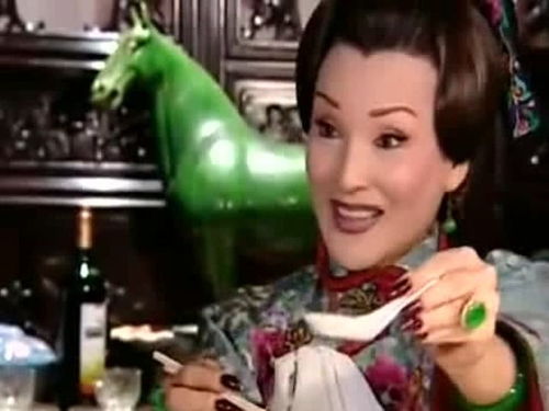 母女相视一笑的温馨画面