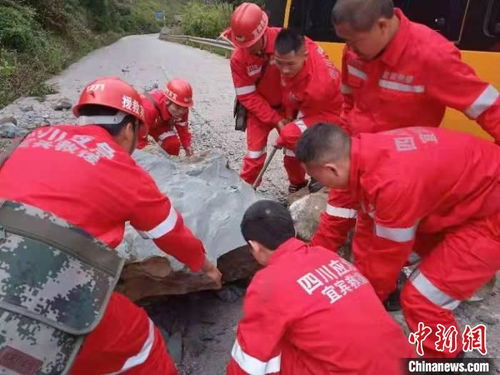 救援人员正在清理落石