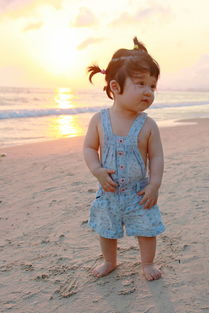 一个小孩在沙滩上奔跑穿着时尚舒适的鞋子