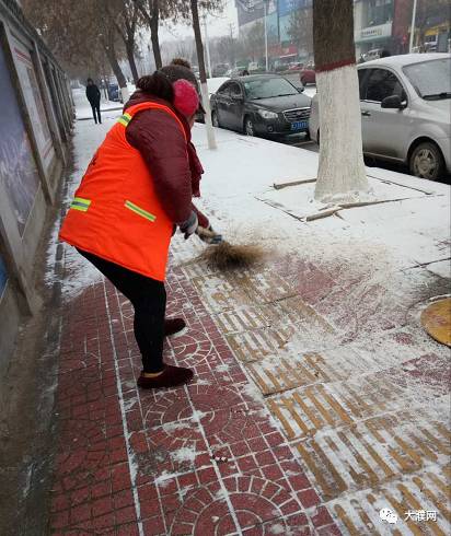 街头环卫工人正在清理道路