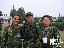 空降兵勇士在灾区现场合影