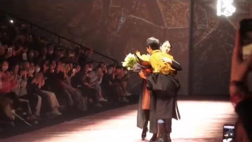 丁真在剧组认真排练