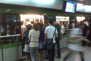 地铁站人群围观屏幕上的校长聊天记录