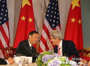 中美代表握手交谈场景