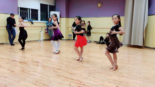 小花在家练习拉丁舞