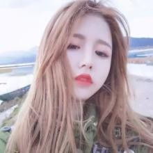 加沙小女孩微笑举起水瓶<br>