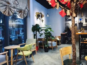 咖啡馆内温馨的环境与顾客享受时光