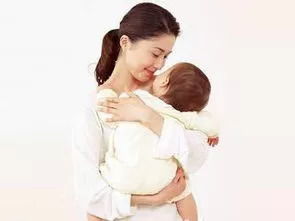 母亲与孩子拥抱