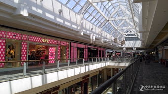 繁华的购物中心内部场景