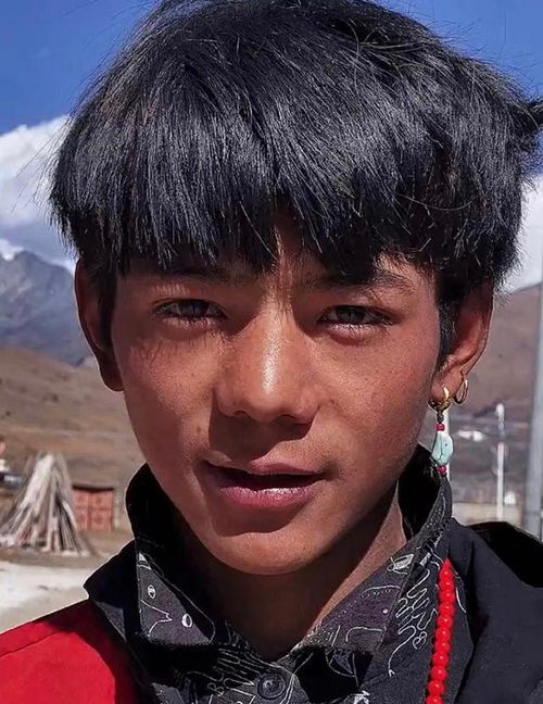 丁真微笑面对镜头