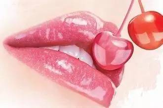 加沙小女孩干裂嘴唇拿着空瓶子<br>