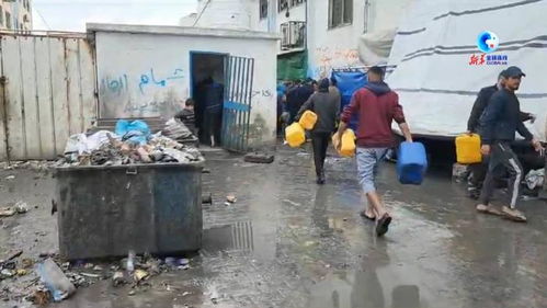 加沙地带居民用桶接水