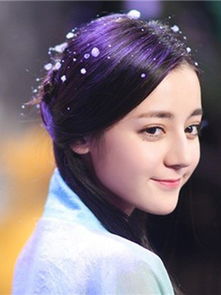 迪丽热巴在镜头前微笑侧脸特写