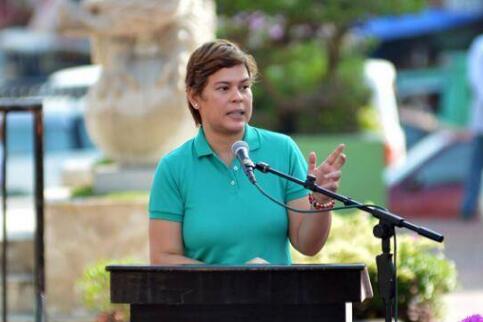 杜特尔特年轻时期在达沃市政厅演讲照片