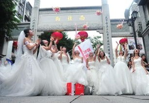 年轻女孩穿着婚纱微笑