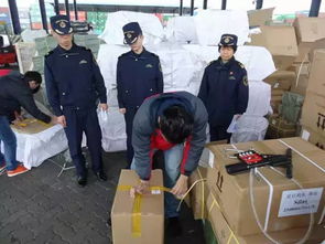 中国海关工作人员查验进口货物