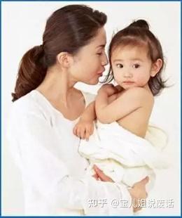 代孕母亲与婴儿互动场景