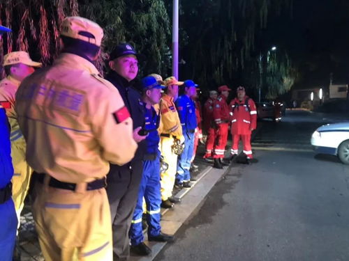 搜救队员在山区搜寻男童图片