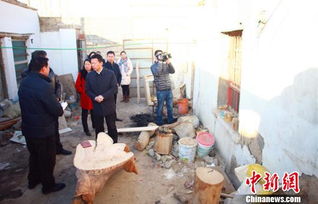 地震后工作人员现场排查房屋安全