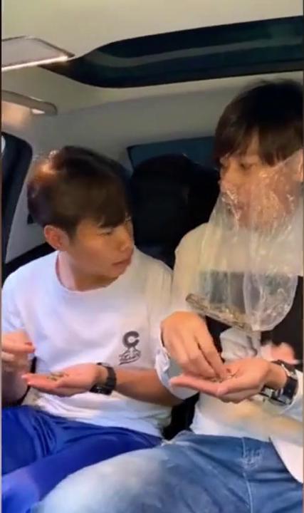 两位奶奶坐在车内认真查看地图