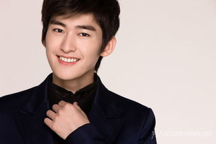 林更新在图书馆查阅资料