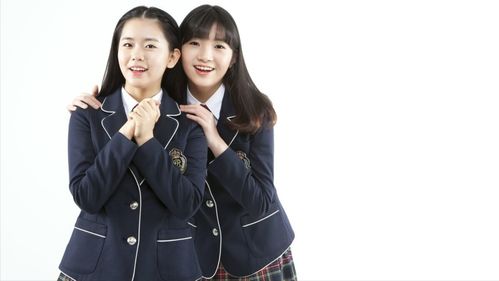 穿西装的“孩子”：一场关于尊重与自由的成长实验