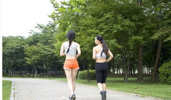 一个人在公园晨跑