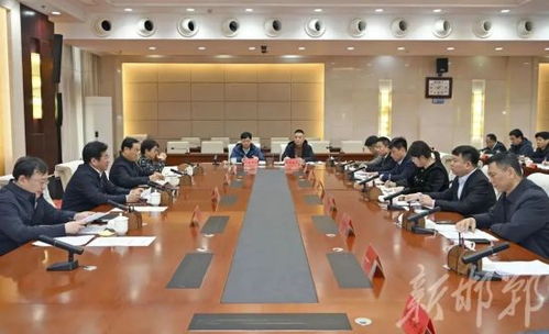 两位外交官在会议室中握手交谈