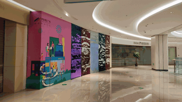 店内空荡无人用餐