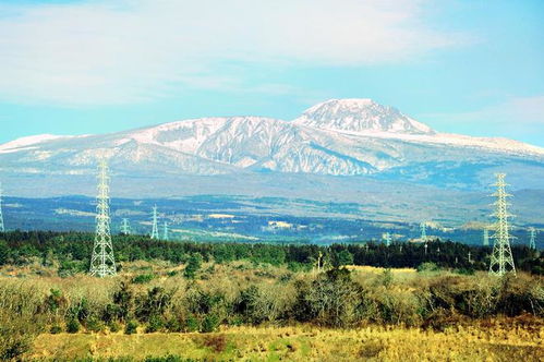 徒步者站在山顶俯瞰云海